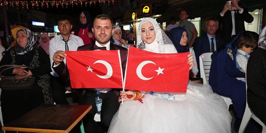 Gelin ve damat demokrasi nöbetinde