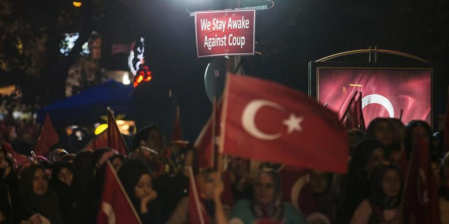 İstanbul'da 'demokrasi nöbeti' sürüyor