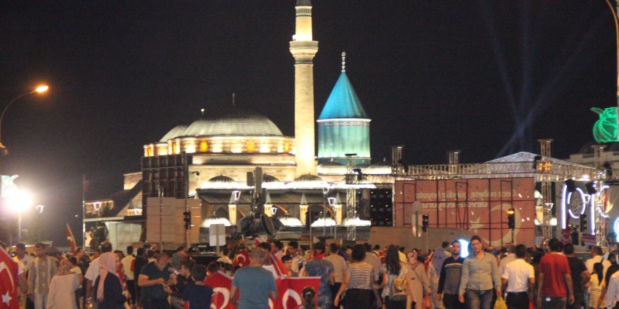 Konya'da demokrasi nöbeti sürüyor