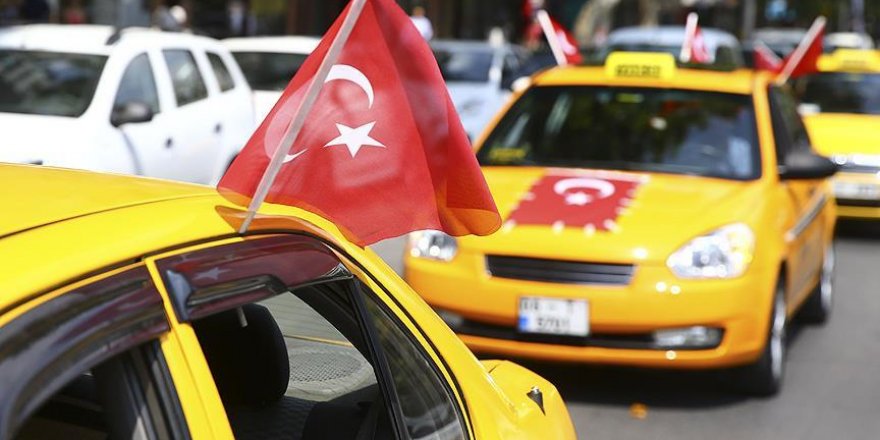 Aracını tankın altına süren taksiciye yeni otomobil