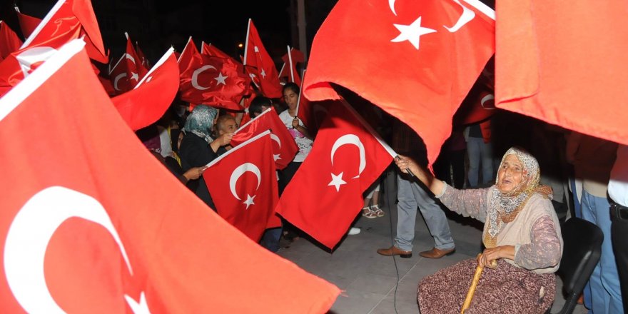 84 yaşındaki Fatma teyzenin demokrasi aşkı