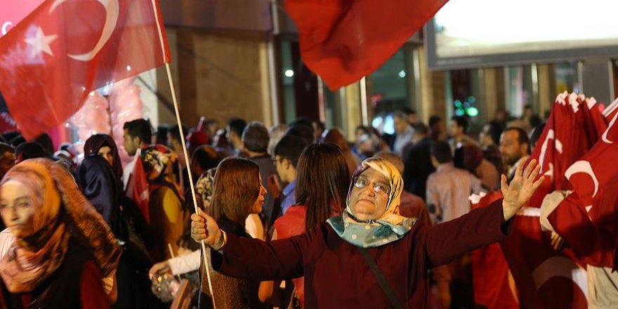Meydanlardaki demokrasi nöbeti sürüyor