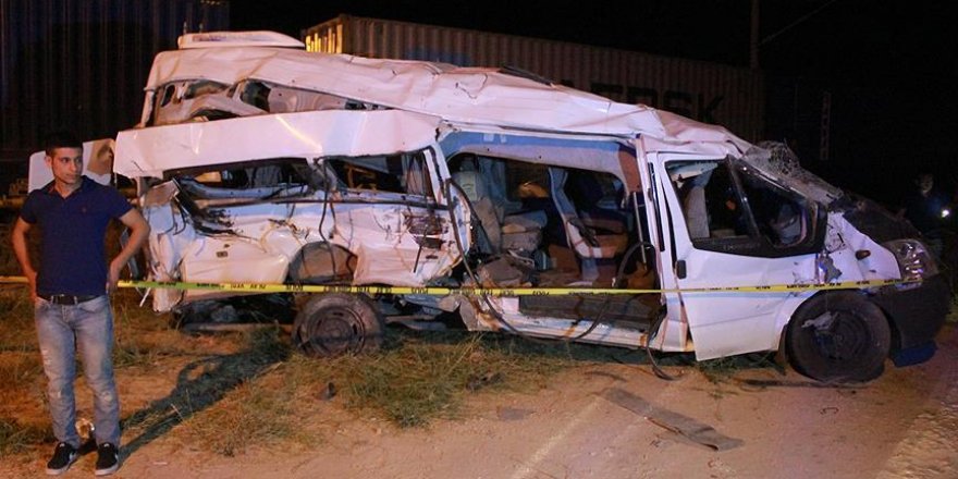 Niğde'de hemzemin geçitte kaza: 3 ölü, 13 yaralı