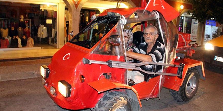 'Gazi Baba' her akşam 'demokrasi nöbeti'nde