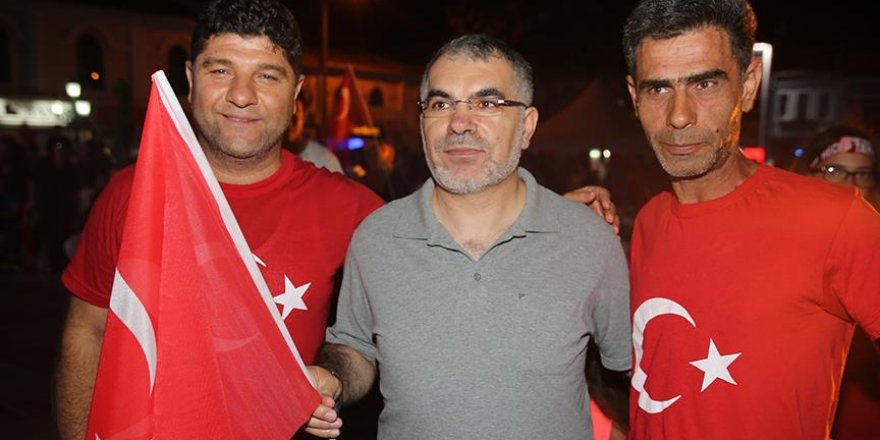 Tatil yapmak yerine 'demokrasi nöbeti' tutuyorlar