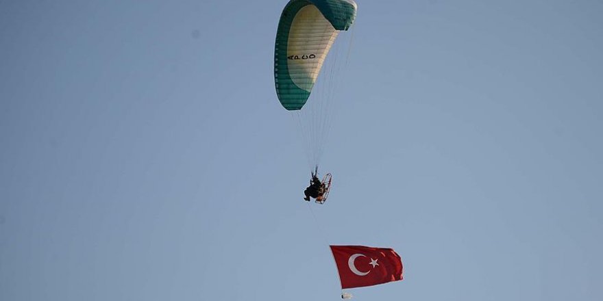 'Demokrasi nöbeti'ne havadan destek verdi