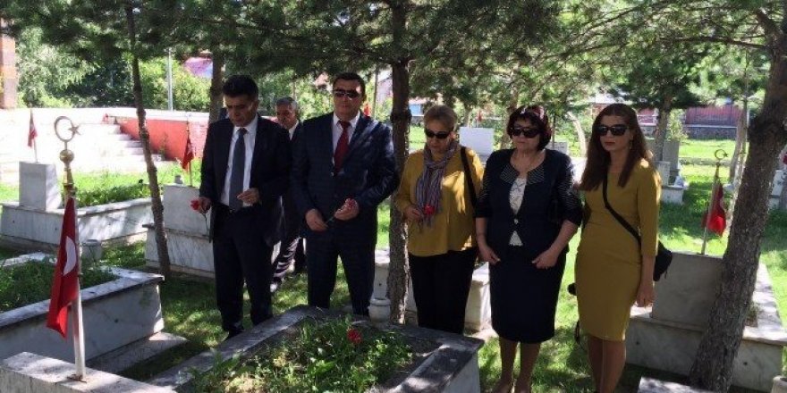 Azeri Belediye Başkanı Garnizon Şehitliğini ziyaret etti