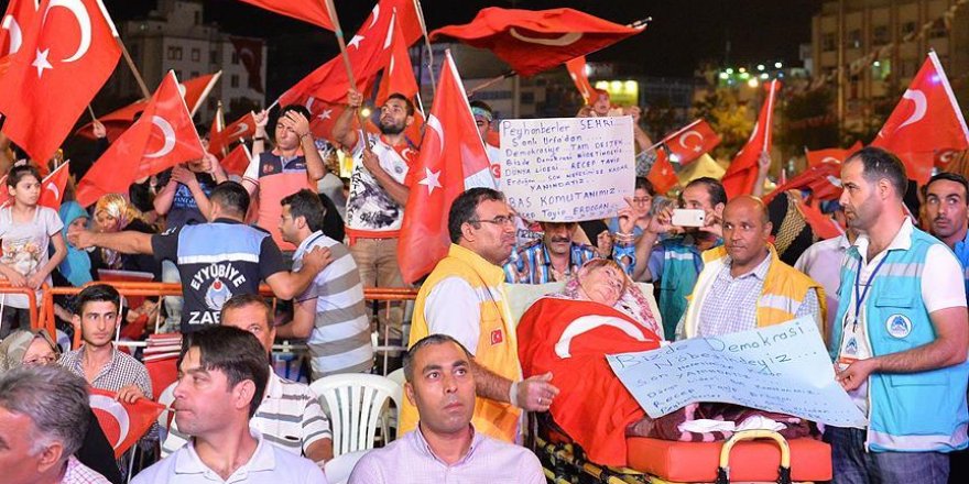80 yaşındaki yatalak nine 'demokrasi nöbeti'nde