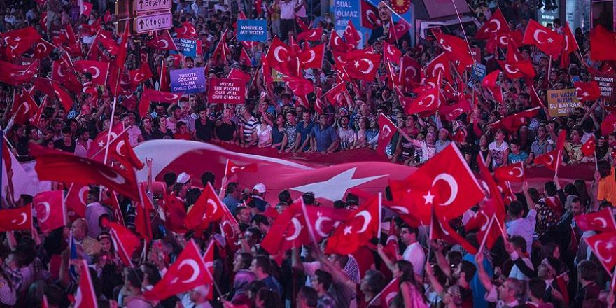 Meydanlarda 'demokrasi nöbeti' devam ediyor