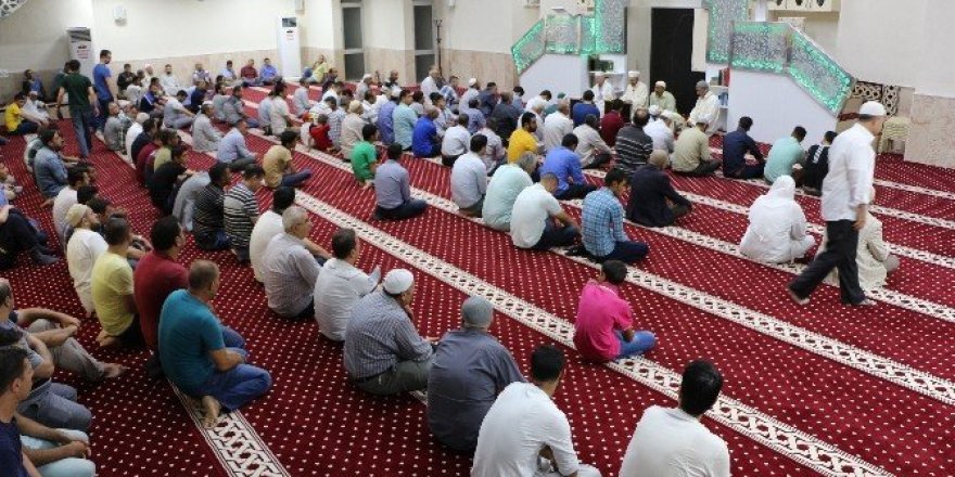 Demokrasi Şehitleri için eller semaya uzandı