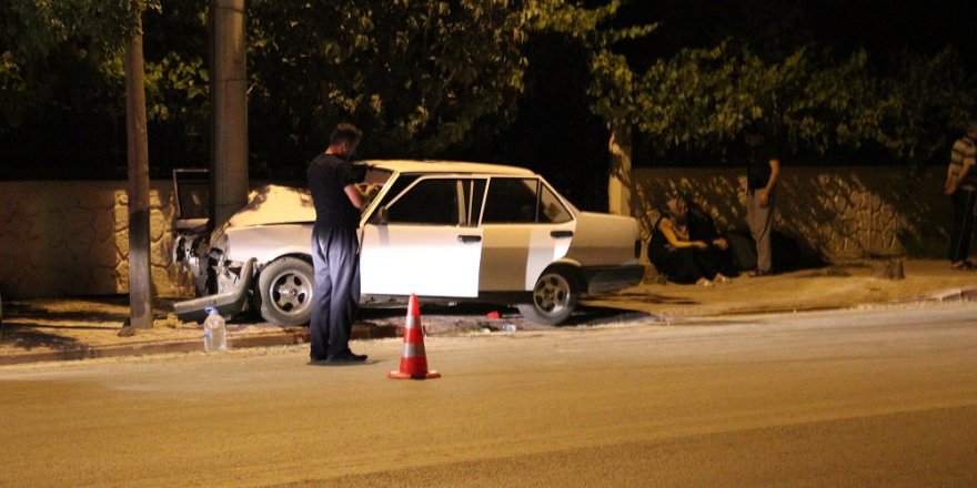 Konya'da otomobil aydınlatma direğine çarptı: 1 ölü, 3 yaralı