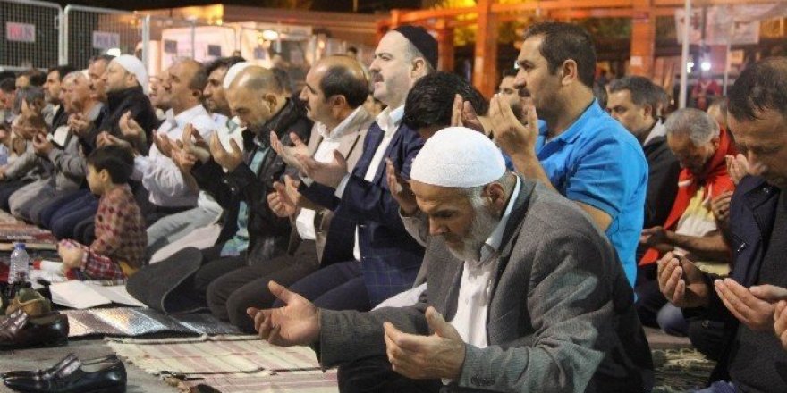 15 Temmuz şehitleri sabah namazı sonrası dualarla anıldı