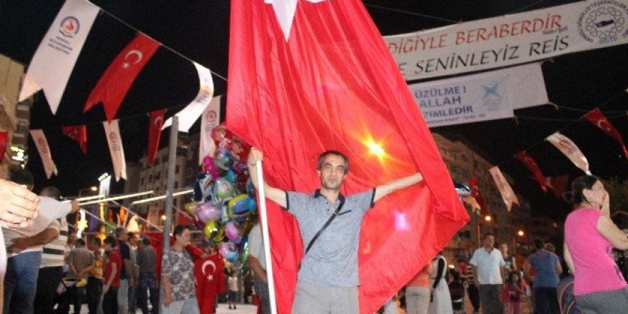 Demokrasi nöbeti için dev Türk Bayrağı’yla 6 kilometre yürüyor