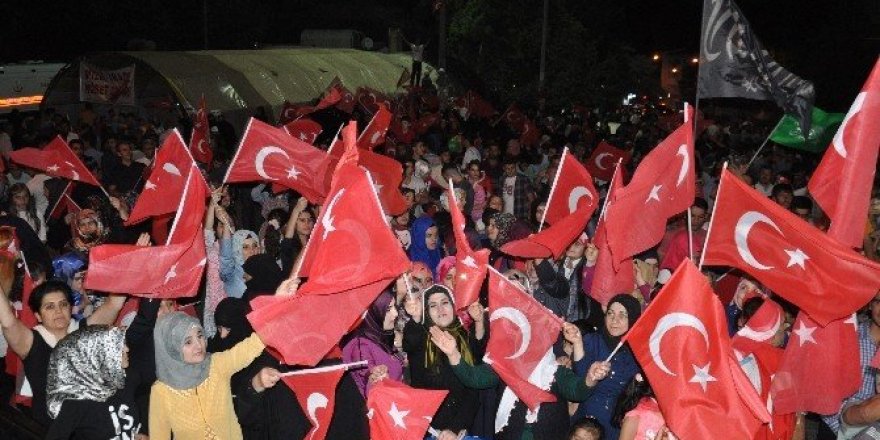 Muş’ta on biler demokrasi nöbetinde