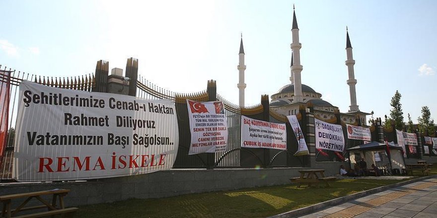 Halk Erdoğan'a desteğini pankart ve karikatürlerle gösterdi