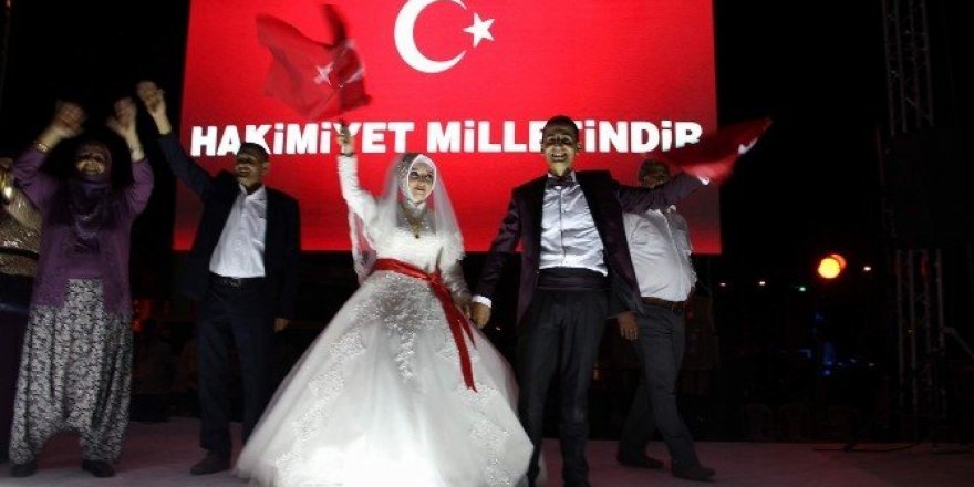 Düğünden çıktılar demokrasi nöbetine katıldılar