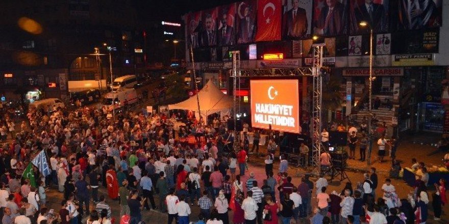 Tekerlekli sandalyesi ile demokrasi nöbetine akın etti