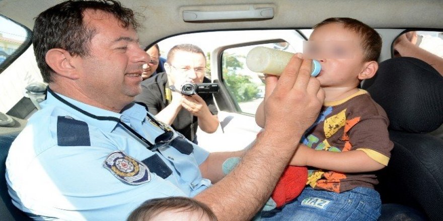Babacan polis, ağlayan çocuğu biberonla susturdu