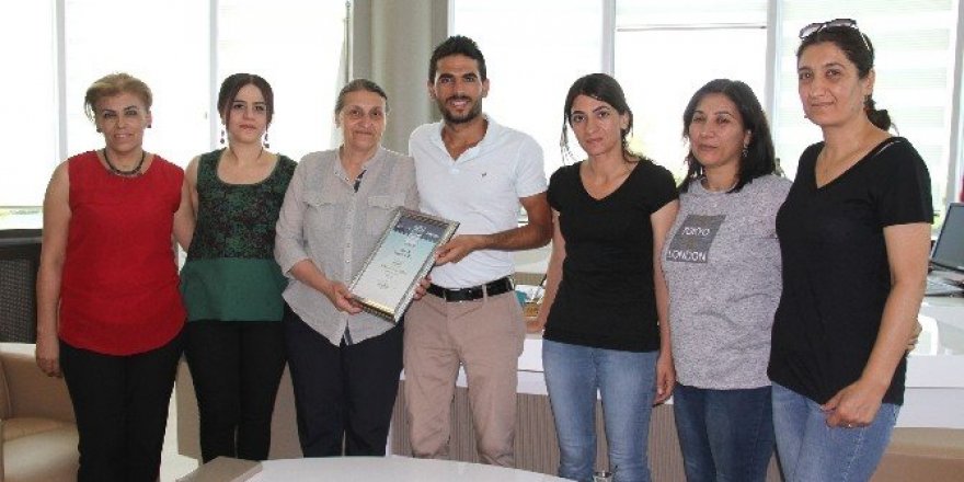 Dereceli yüzücü başarısını Eş Başkan Akat ile paylaştı