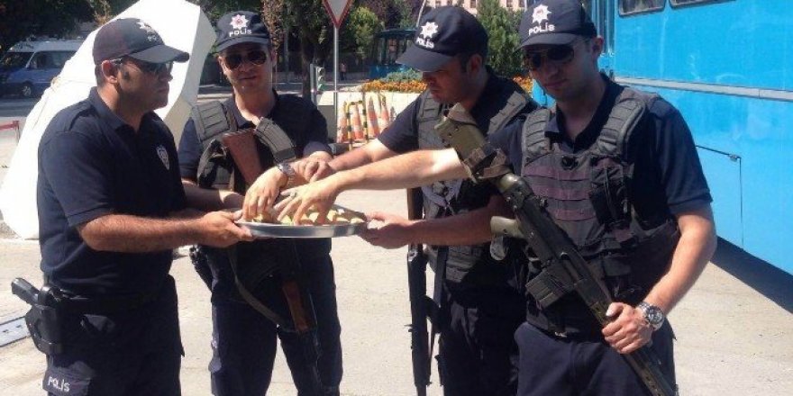 Başkan Kara’dan kahraman polislere baklava ikramı