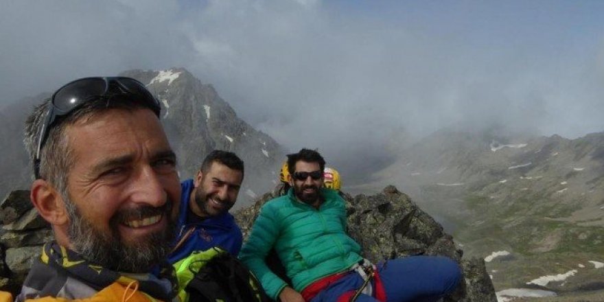 Dağcılar ilk tırmanışını yaptıkları tepenin adını “Demokrasi Dağı” koydular