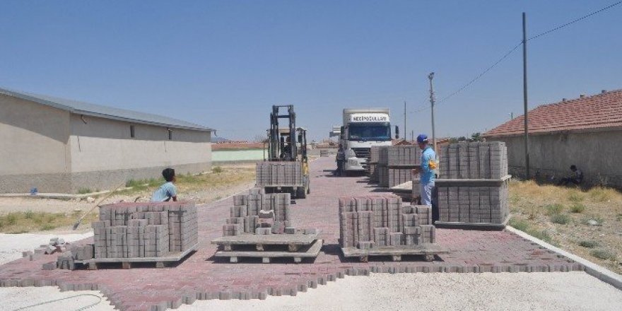 Cihanbeyli’de kilitli parke taşı döşeme çalışmaları sürüyor