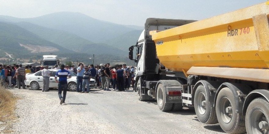Köylüler yolun asfaltlanması için eylem yaptı