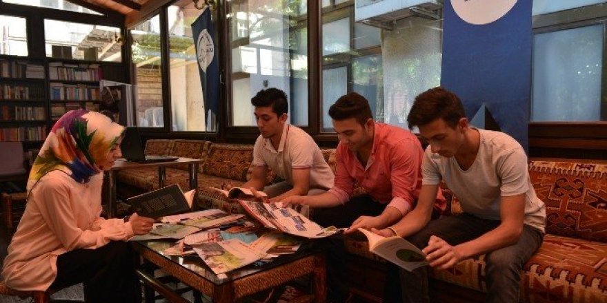 Öğrencilerin tek adresi kitap kafe ile kıraathane oldu