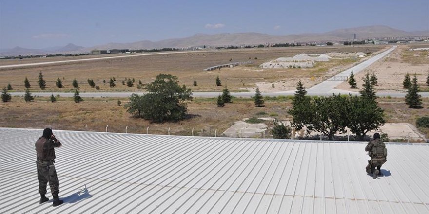 Keskin nişancılar jet üssünde "kuş uçurtmuyor"