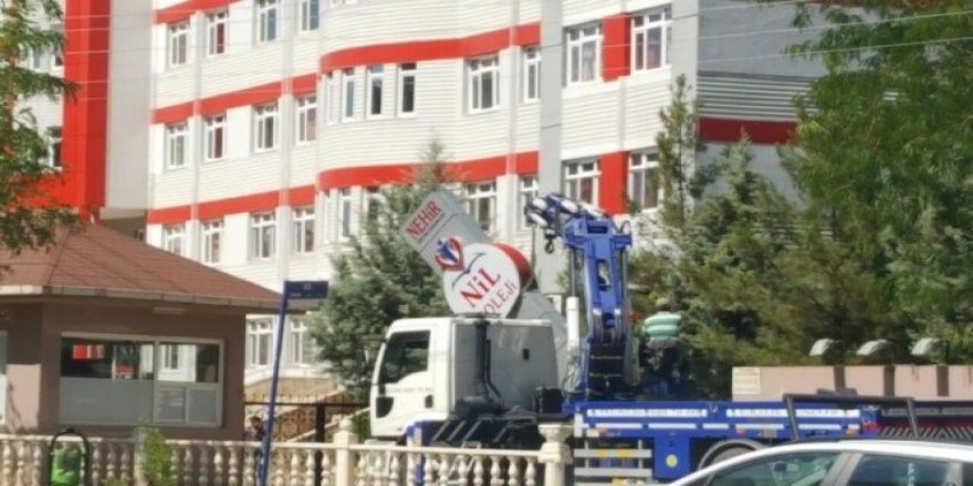 Diyarbakır’da kapatılan FETÖ okullarının tabelası söküldü