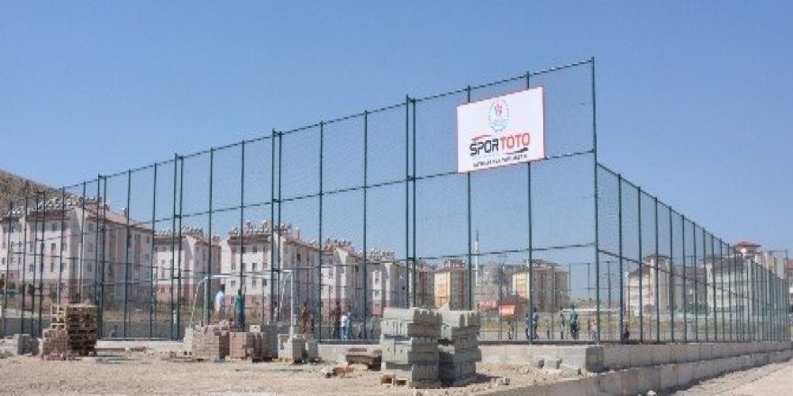 Tuşba Belediyesi’nden birçok mahalleye modern spor sahaları