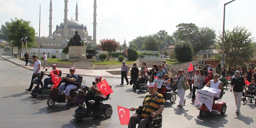 Tekerlekli sandalyeleriyle darbe girişimine tepki gösterdiler