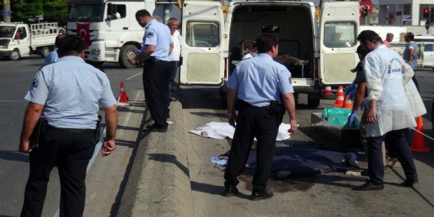 Kamyonun çarptığı kadın hayatını kaybetti