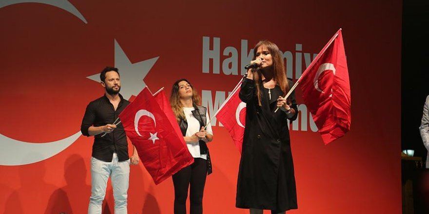 Ünlülerden "demokrasi nöbeti"ne destek