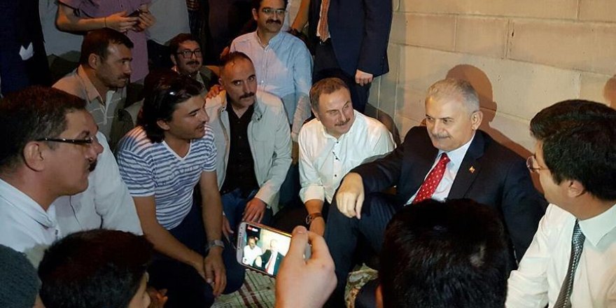 Başbakan Yıldırım 'demokrasi nöbeti'ndeki vatandaşlarla buluştu