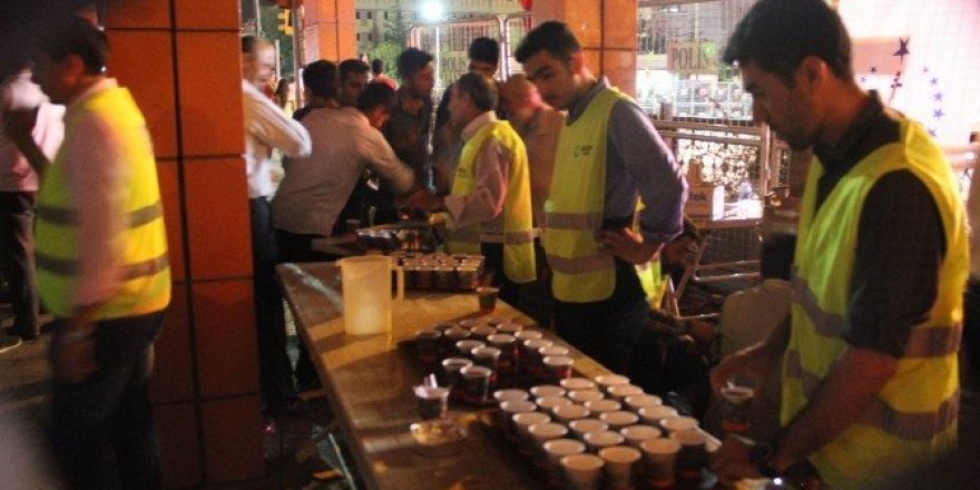 Beşir Derneği Van temsilciliğinden vatandaşlara çay ikramı