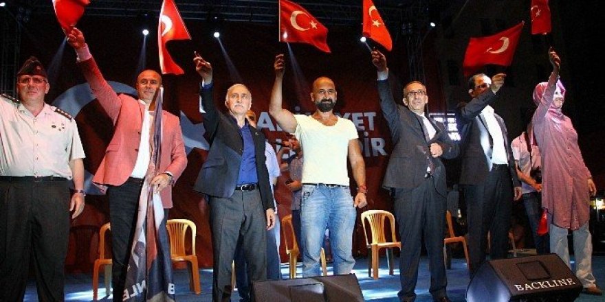 Tankın altına yatan vatandaş Samsun’da demokrasi nöbetine katıldı