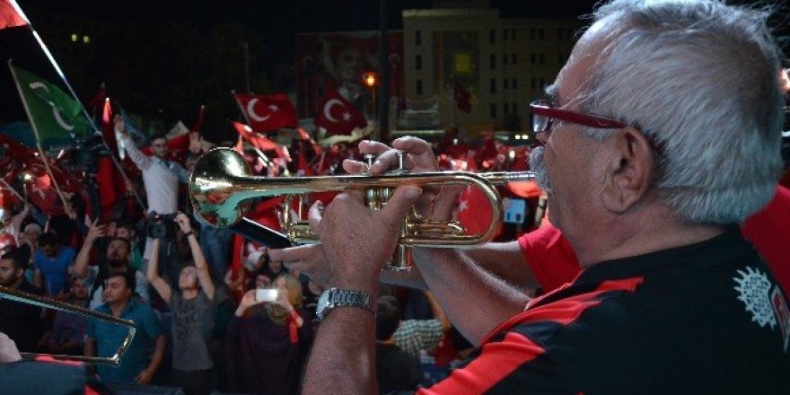 Bando EsEs’ten demokrasi nöbetine destek