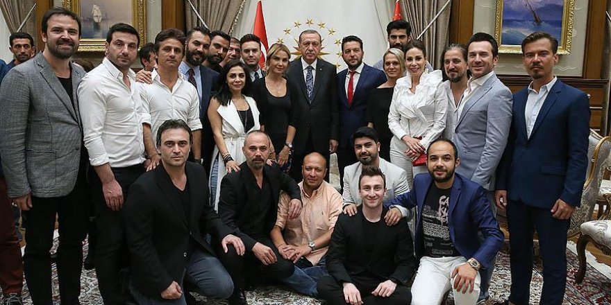 Erdoğan'dan demokrasi nöbetine katılan ünlülere teşekkür