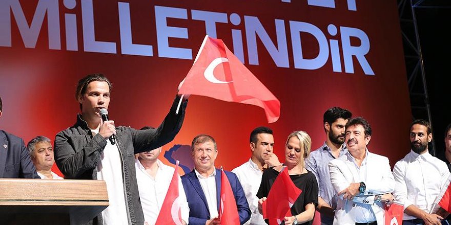 Cumhurbaşkanlığı Külliyesi'ndeki demokrasi nöbetine çok sayıda ünlü katıldı