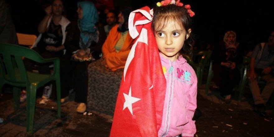 Iğdır’da yağmur altında demokrasi nöbeti