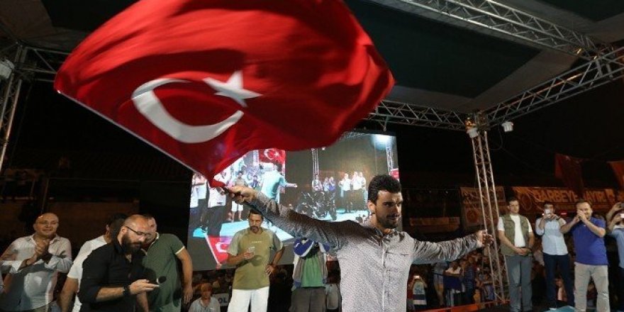 Kenan Sofuoğlu, meydana motosikletiyle geldi
