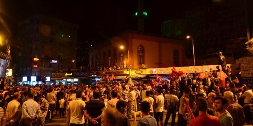 Zonguldak’ta demokrasi nöbeti sürüyor