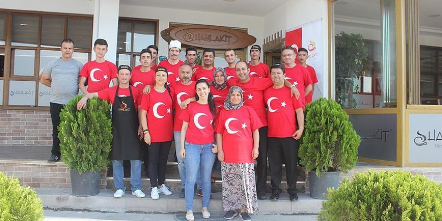 Türk bayraklı tişörtlerle hizmet veriyorlar