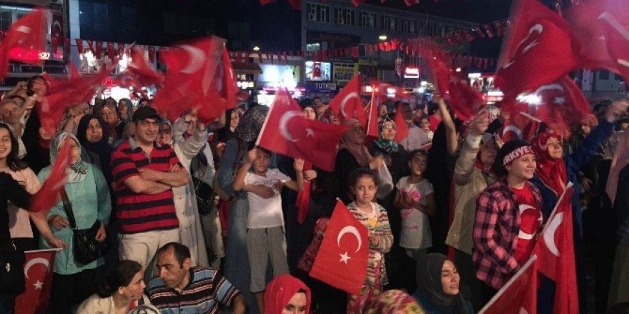 Ümraniye kırmızı-beyaza büründü