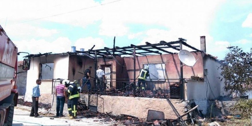 Kaymakamdan evi yanan aileye ziyaret
