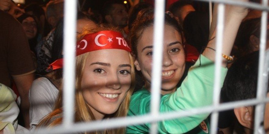 Demokrasi nöbeti 14. gününde