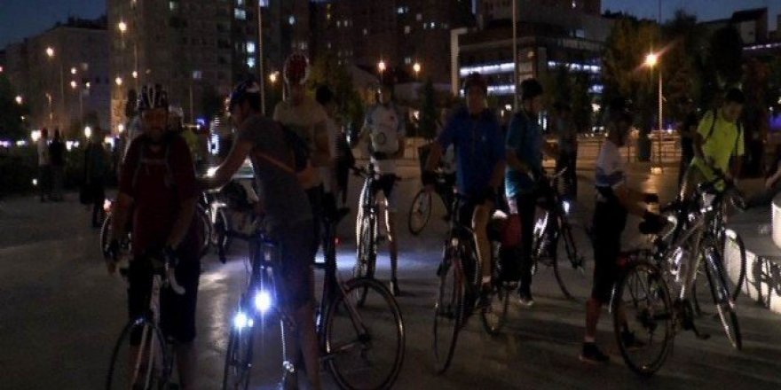 Pedalları ’demokrasi’ için çevirdiler