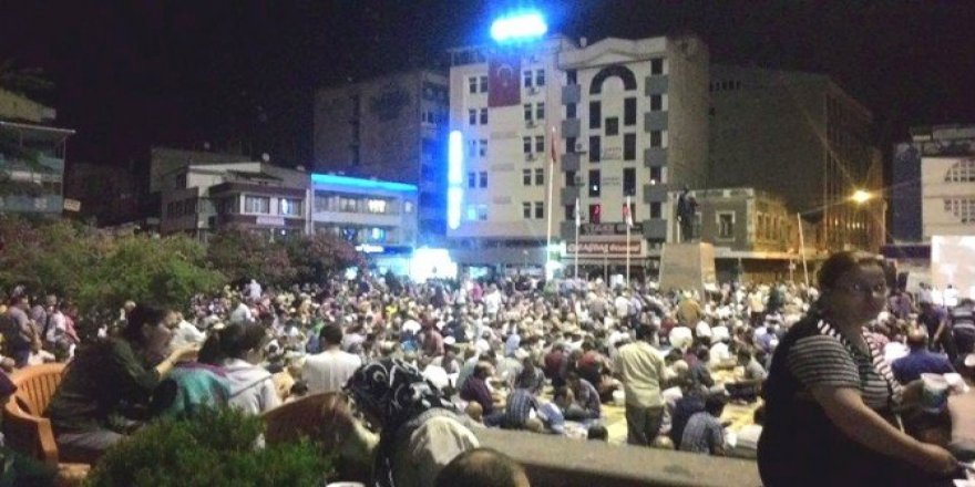 Çarşamba demokrasi nöbetinde
