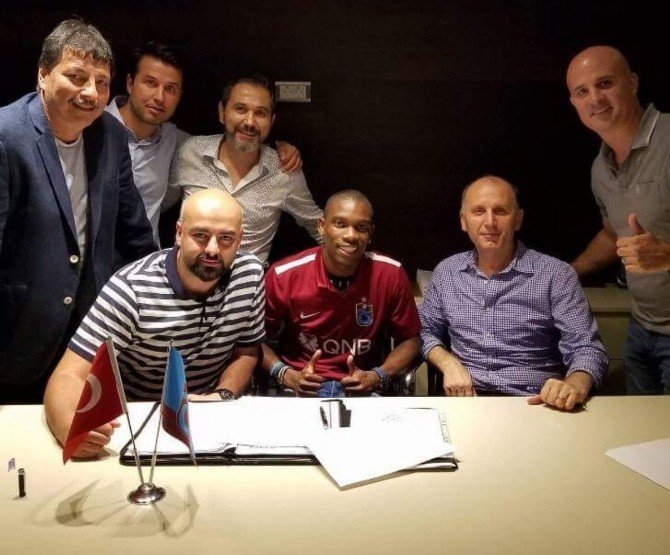 Trabzonspor Fabian Castillo’ya imzayı attırdı